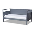 Lit de repos en bois de style ferme avec panneaux découpés et détails encastrés, gris