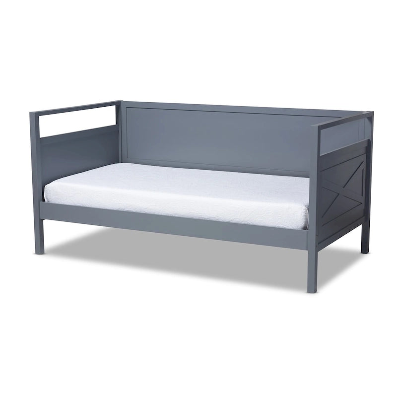 Lit de repos en bois de style ferme avec panneaux découpés et détails encastrés, gris