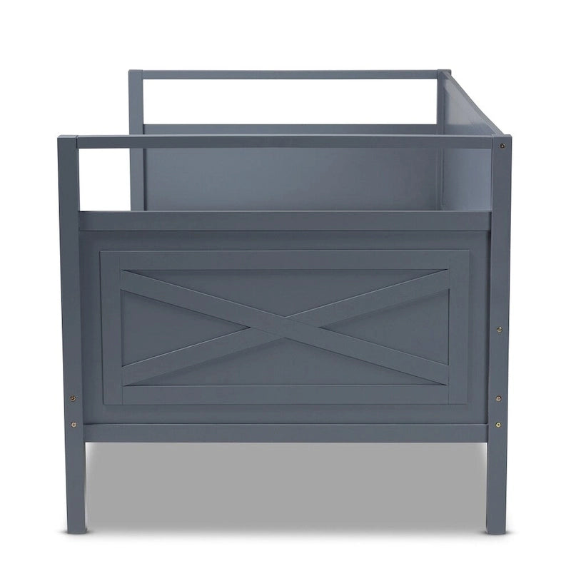 Lit de repos en bois de style ferme avec panneaux découpés et détails encastrés, gris