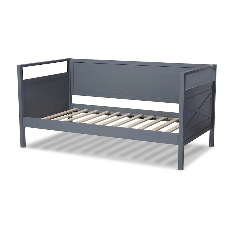 Lit de repos en bois de style ferme avec panneaux découpés et détails encastrés, gris