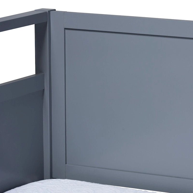 Lit de repos en bois de style ferme avec panneaux découpés et détails encastrés, gris