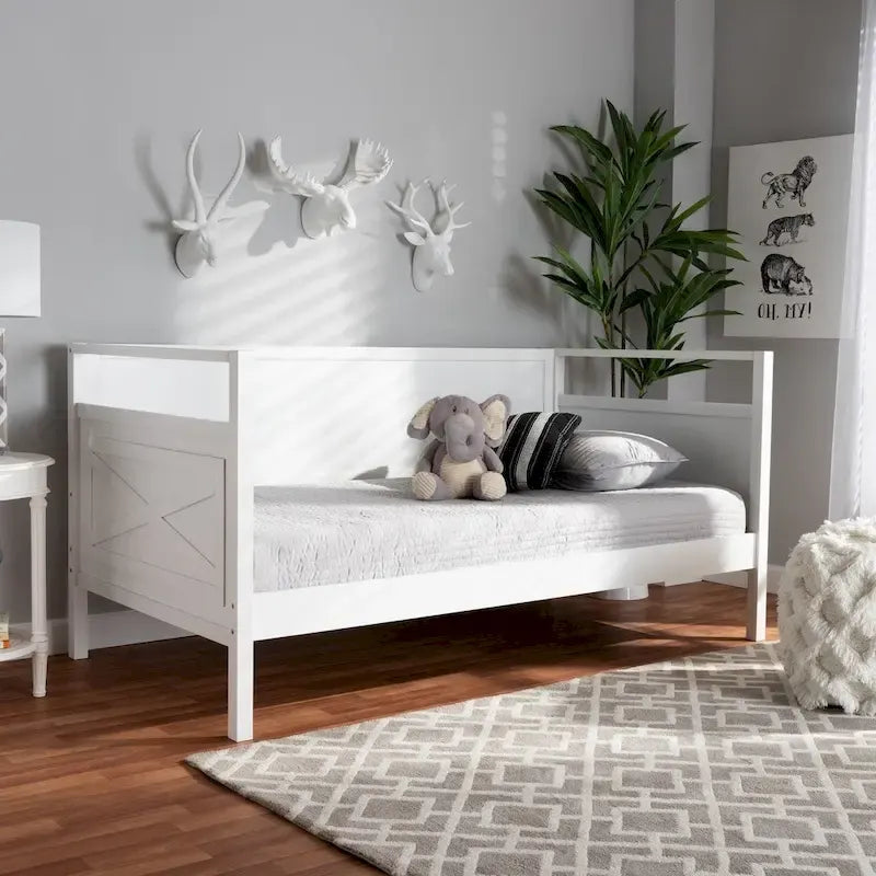 Lit de repos en bois de style ferme avec panneaux découpés et détails encastrés, gris