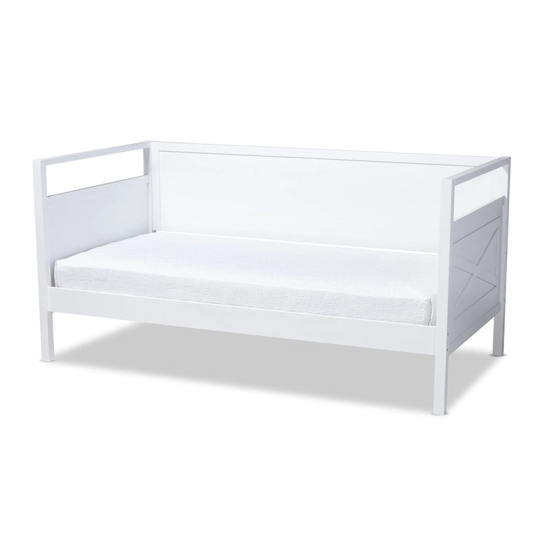 Lit de repos en bois de style ferme avec panneaux découpés et détails encastrés, gris