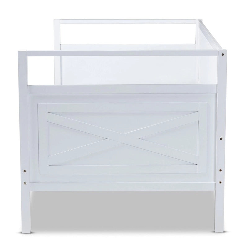 Lit de repos en bois de style ferme avec panneaux découpés et détails encastrés, gris