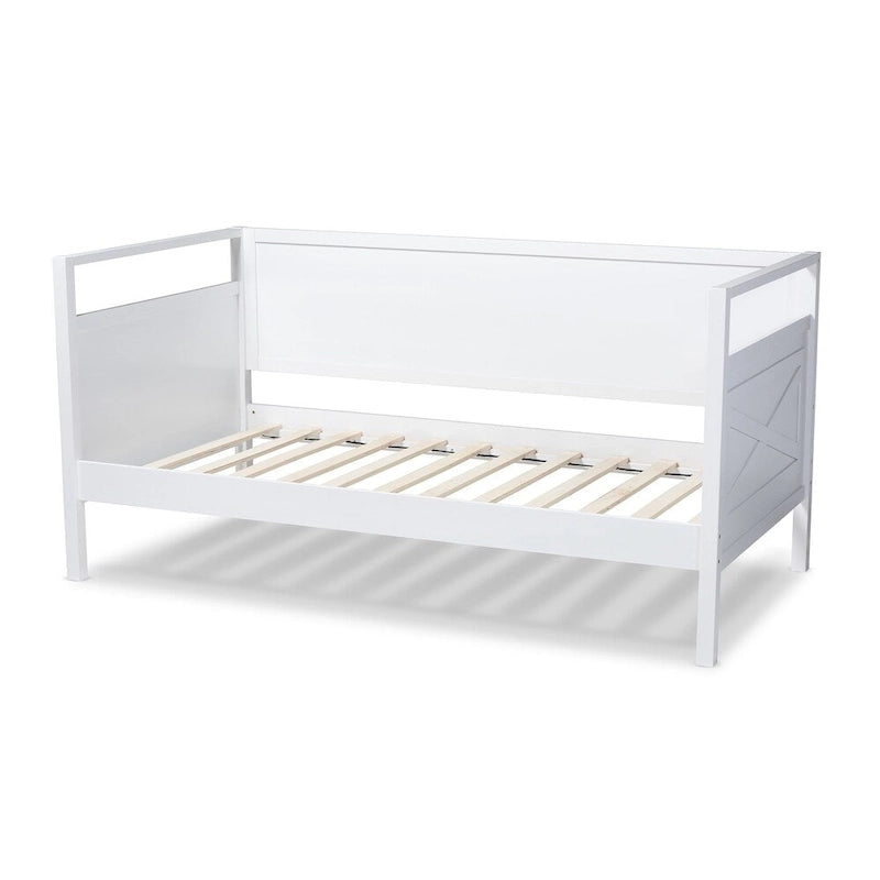 Lit de repos en bois de style ferme avec panneaux découpés et détails encastrés, gris