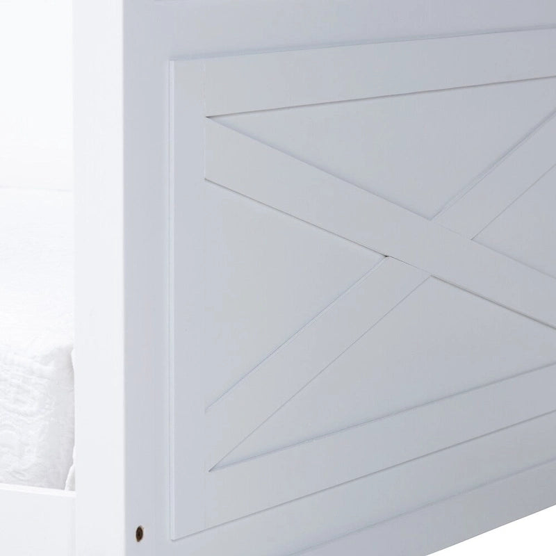 Lit de repos en bois de style ferme avec panneaux découpés et détails encastrés, gris