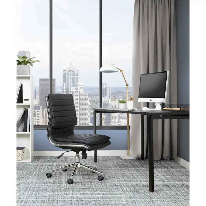 Chaise de bureau sans accoudoirs à dossier mi-hauteur en similicuir avec base pivotante chromée