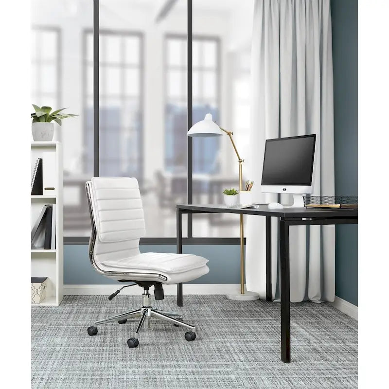 Chaise de bureau sans accoudoirs à dossier mi-hauteur en similicuir avec base pivotante chromée