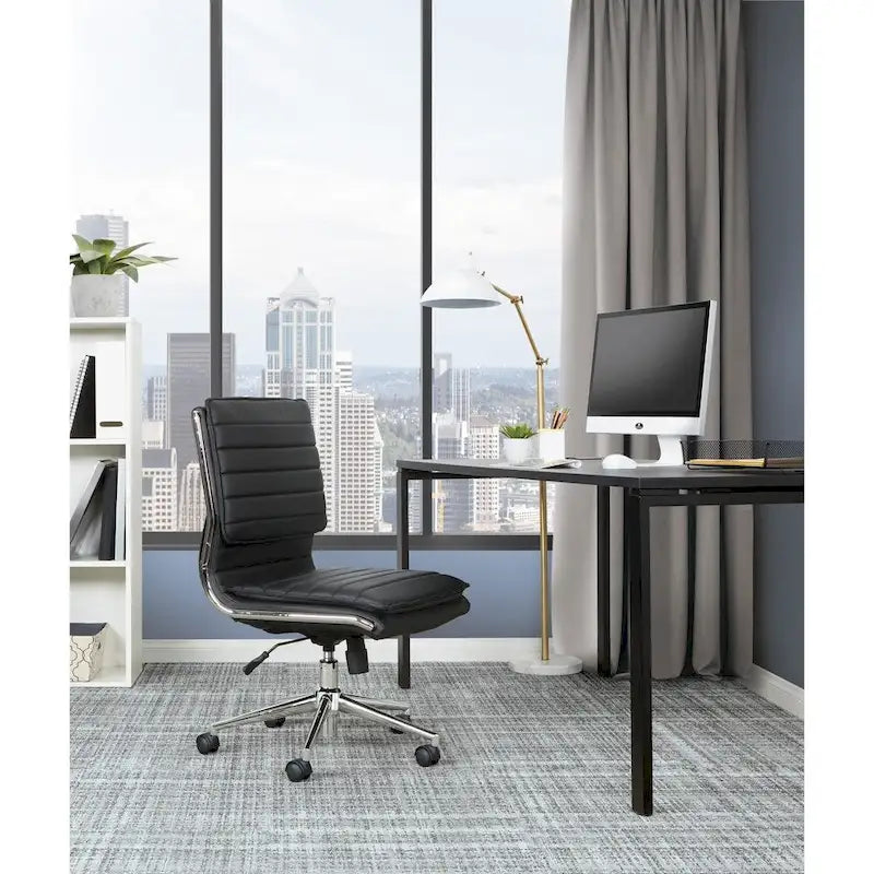 Chaise de bureau sans accoudoirs à dossier mi-hauteur en similicuir avec base pivotante chromée