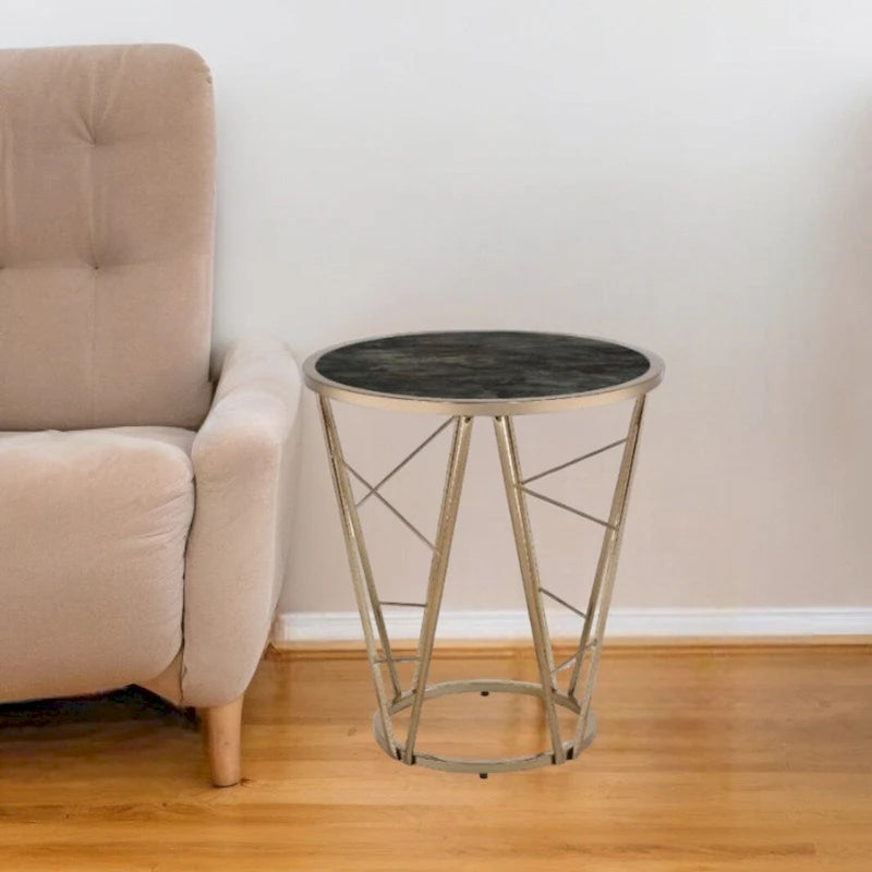 Table d'appoint ronde avec plateau en verre imitation marbre noir et piètement géométrique en métal couleur champagne