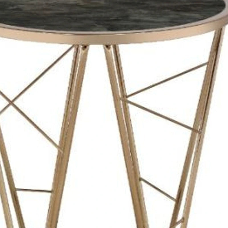 Table d'appoint ronde avec plateau en verre imitation marbre noir et piètement géométrique en métal couleur champagne