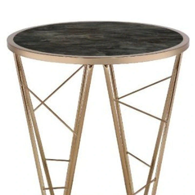 Table d'appoint ronde avec plateau en verre imitation marbre noir et piètement géométrique en métal couleur champagne